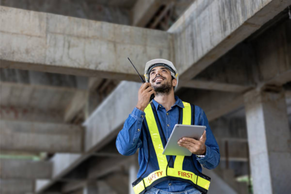 construction-workers-noise-cancelling-walkie-talkies Construction Workers Using Noise Cancelling Walkie Talkies